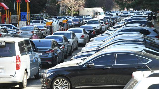 지난달 5일 서울 강남구 대치동 한 아파트 주차장 통로가 이중 주차된 차량들로 막혀 있다. 오대근 기자