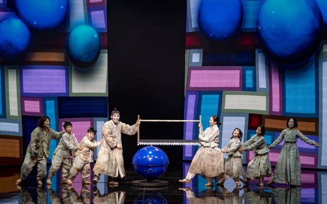 지난해 9월 국립창극단 '흥보展(전)' 무대에서 흥보 역의 김준수(왼쪽에서 네 번째)가 박을 타는 장면을 연기하고 있다. 국립극장 제공