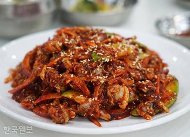 강진만갯벌탕 식당의 안주용 바지락무침.