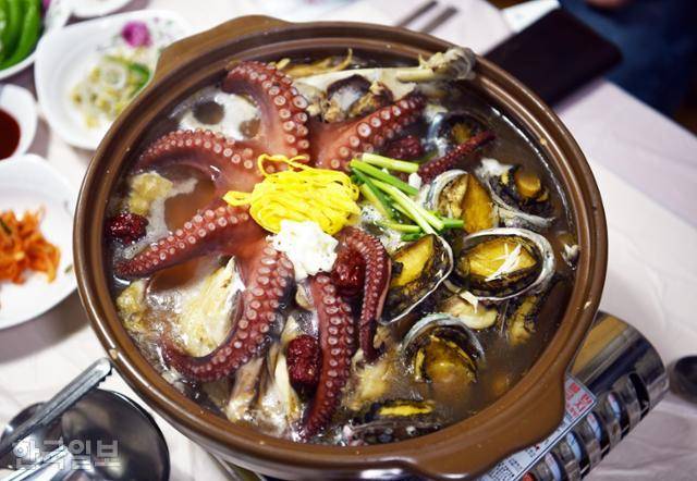 하나로식당의 회춘탕. 10여 가지 약재에 오리, 전복, 문어가 함께 들어간다.