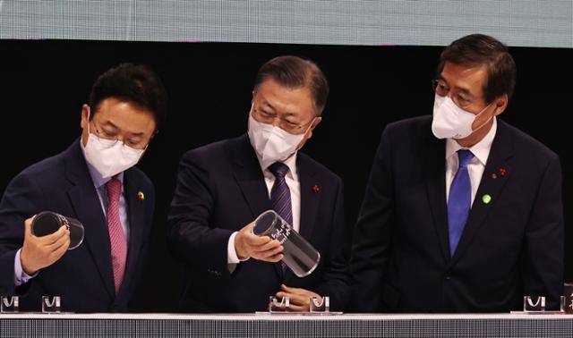 문재인 대통령이 11일 경북 구미컨벤션센터에서 열린 ‘구미형 일자리(LG BCM) 공장 착공식’에서 양극재 모형을 살펴보고 있다. 왼쪽부터 이철우 경북도지사, 문 대통령, 신학철 LG화학 대표. 구미=왕태석 선임기자