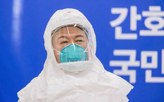국민의힘 윤석열 대선 후보가 11일 서울 중구 대한간호협회를 방문해 가진 신종 코로나바이러스 감염증(코로나19) 위기 대응 간호사 간담회에서 레벨D방호복을 입고 있다. 국회사진기자단