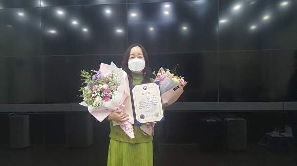 경산시 스마트시티 관제센터 이성희 관제원이 지난 7일 행정안전부 장관상을 수상한 후 환하게 웃고 있다. [사진=경산시]