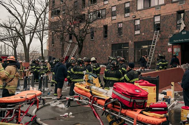 뉴욕시 소방 구조 요원들이 9일 화재 현장에서 구조활동을 벌이고 있다. AFP=연합뉴스