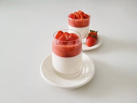 오븐이나 전자레인지 없이 집에서 손쉽게 만들 수 있는 디저트, 판나코타. 사진 신혜원