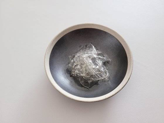 젤라틴은 찬물에서 10분 정도 불린 후 사용한다. 사진 신혜원