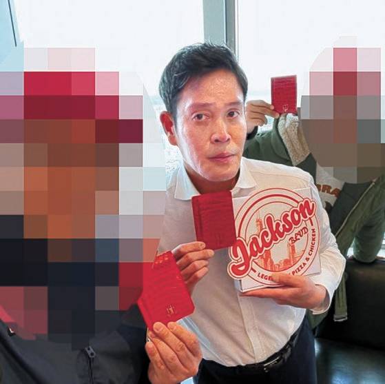 정용진 신세계그룹 부회장이 지난 11월 15일 이마트 ‘잭슨피자’ 홍보를 위해 찍은 사진을 인스타그램에 올렸다. 온통 빨강색이 중국공산당 같다는 지적에, 정용진은 '난 공산당이 싫어요'란 해시태그를 처음 달았다. [인스타그램 캡처]