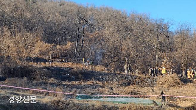 경기 화성시 정남면 관항리의 한 야산에 추락한 공군 F-5E 전투기에서 11일 연기가 피어오르고 있다. 김태희기자