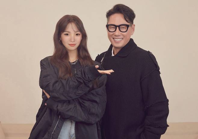 LG전자 가상인간 래아(왼쪽)가 프로듀서 윤종신씨와 기념촬영을 하고 있다.  LG전자 제공