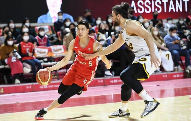 돌파를 시도하는 서울 SK의 김선형.&nbsp; &nbsp;프로농구연맹(KBL)