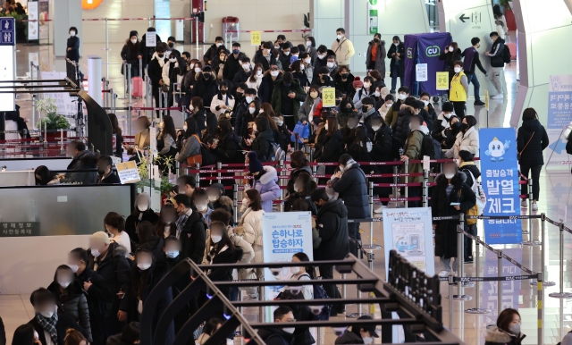2021년 마지막 날인 지난달 31일, 김포공항 국내선 출국장에서 승객들이 보안검색을 위해 줄을 서고 있다. 연합뉴스