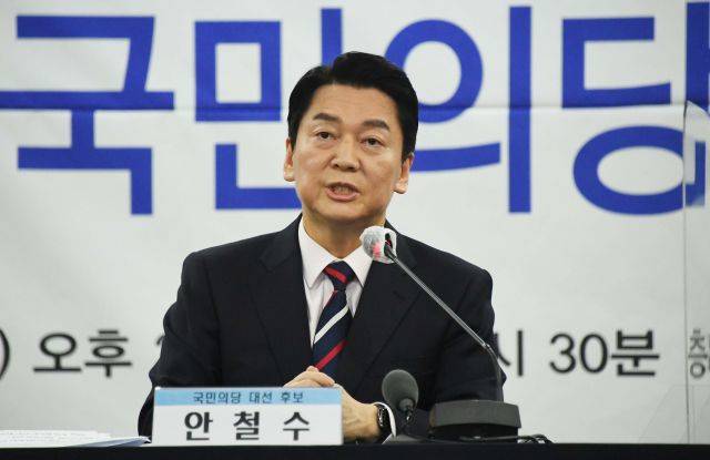 안철수 국민의당 대선 후보가 11일 서울 중구 한국프레스센터에서 열린 한국기자협회 초청토론회에서 패널들의 질문에 답변하고 있다. 국회사진기자단