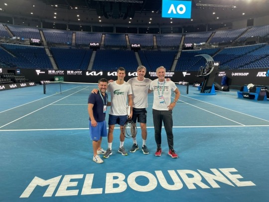 호주오픈 테니스장에서 훈련한 조코비치(왼쪽에서 두 번째).
[조코비치 소셜 미디어 사진]