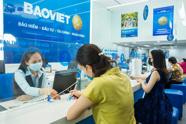 Transactions at Bảo Việt Insurance Company. Total insurance payments are estimated at VNĐ58.2 trillion, representing a 17.6 per cent year-on-year increase. — Photo courtesy of the firm