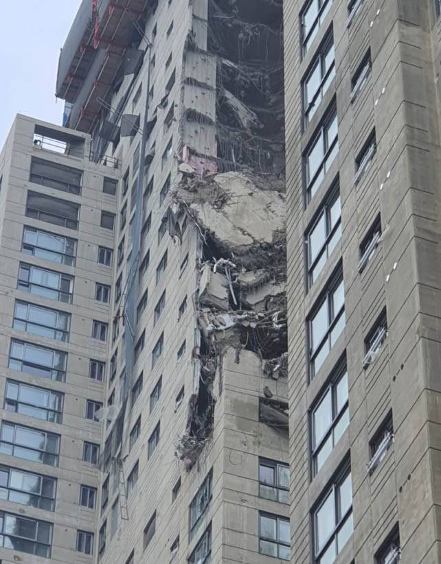 [광주=뉴시스] 변재훈 기자 = 11일 오후 3시 47분께 광주 서구 화정동 한 고층아파트 신축 현장 외벽이 무너져 내렸다.(사진=독자 제공) 2022.01.11. *재판매 및 DB 금지