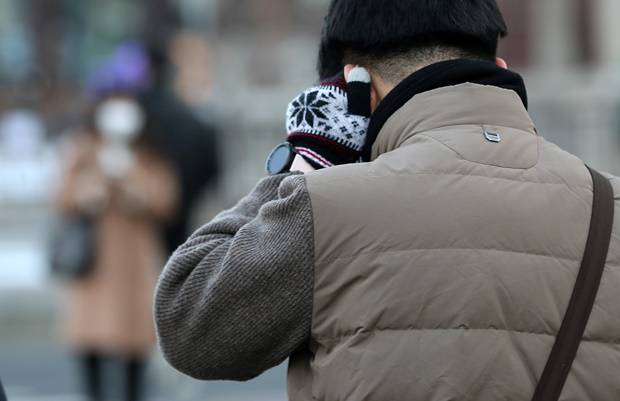 오는 12일은 아침 기온이 서울 영하 12도, 춘천 영하 16도까지 떨어지고 낮에도 영하권에 머무는 강추위가 예상된다. 사진은 매서운 추위가 찾아온 11일 오전 서울 광화문일대에서 두꺼운 옷차림의 한 시민이 장갑으로 언 귀를 녹이는 모습. /사진=뉴스1