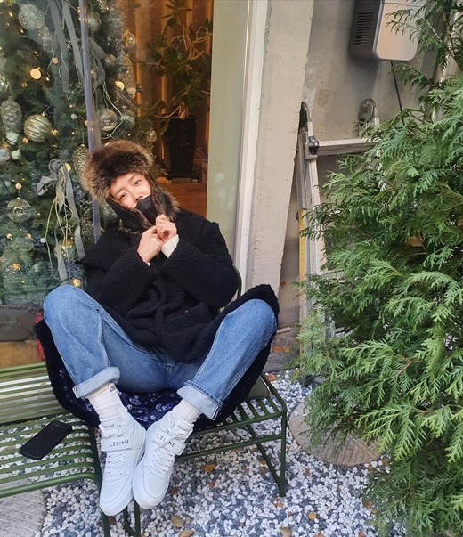 Actor Chae Jung-an has given off a cute charm.Chae Jung-an posted several photos on his 11th day with an article entitled What?...I can not hear it...I am cold.In the open photo, Chae Jung-an is sitting on a bench in a cafe where he looks cute.In a black shearling coat, Chae Jung-an is wearing jeans and giving points with a fur hat, which is as cute as wearing clothes and hats because of the cold.It is also Chae Jung-an that captivates the attention with a unique fashion sense even in comfortable clothes.On the other hand, Chae Jung-an appeared in the JTBC drama Monthly House which last year.