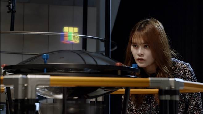 ETRI 연구진이 360도 테이블탑 홀로그램 기술을 시연하는 모습.[ETRI 제공]