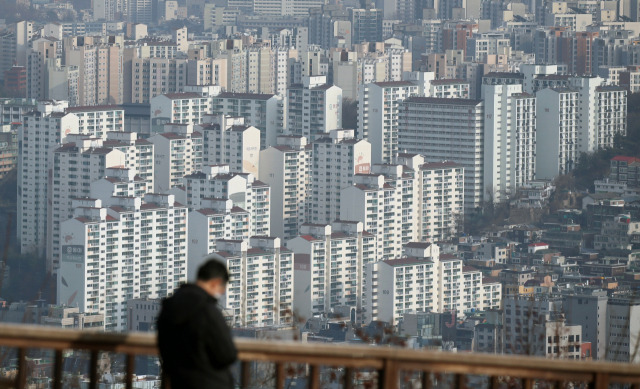 서울 중구 남산에서 바라본 서울시내 아파트. [연합]