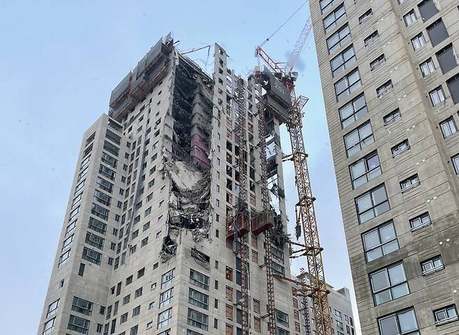 11일 오후 4시께 광주 서구 화정동에서 신축중인 고층아파트의 구조물이 무너져내렸다. 사진은 사고 직후 현장의 모습. [연합]