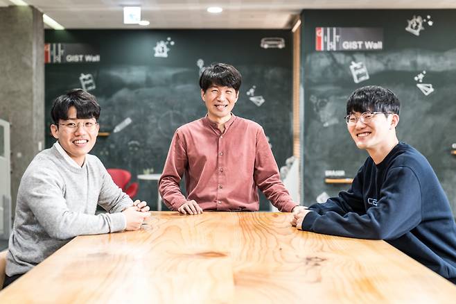 송영민(가운데) 교수 연구팀.[광주과기원 제공]