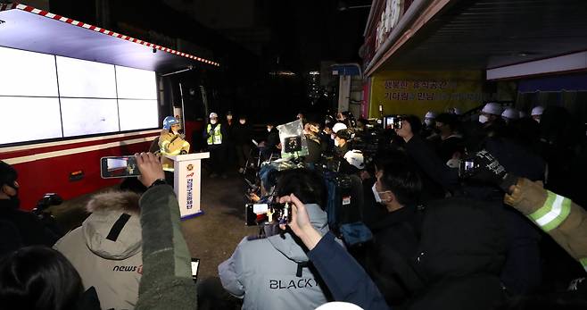 11일 오후 외벽 붕괴 사고가 난 광주 서구 화정동 현대아이파크아파트 주상복합아파트 신축 현장에서 소방당국 관계자가 구조 현황을 언론에 설명하고 있다. 소방당국은 높이 140ｍ인 타워크레인이 붕괴 여파에 넘어질 우려가 있어 야간 수색을 중단하고 날이 밝으면 실종자 찾기를 재개한다고 설명했다. [연합]