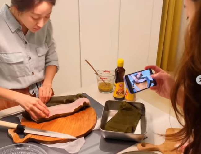 Actor Jeon Hye-bin showed off her excellent cooking skillsOn January 10, Jeon Hye-bin posted a video on his personal SNS, Having fun, along with a video of making natural wild fish, natural stone octopus, oysters and crabs, sweats, and oysters.Especially in the video, it was the appearance of Jeon Hye-bin who opened the ball with skillful skill.The acquaintance is included in the camera, which is strange, and the netizens also praised gold hands, nothing can be done and you can do a restaurant.Earlier, Jeon Hye-bin released a hashtag last month, saying, I am a husband who can not stand and shout and come near.Meanwhile, Jeon Hye-bin married her two-year-old dentist husband in 2019.