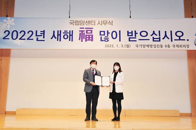 서홍관(왼쪽) 국립암센터 원장이 지난 3일 KTX에서 응급환자를 구한 소화기내과 주현진 전문의에게 모범직원 표창장을 수여하고 있다.(사진 : 국립암센터 제공) *재판매 및 DB 금지