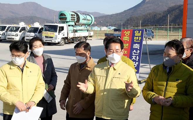 [무안=뉴시스] 조류독감 방역시설 점검하는 김영록 전남지사. (사진=전남도 제공) photo@newsis.com  *재판매 및 DB 금지