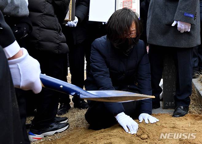 [광주=뉴시스] 변재훈 기자 = 이한열 열사의 모친이자 민주 투사 고(故) 배은심 여사의 유해가 11일 오후 광주 북구 망월동 망월묘지공원 8묘원에 안장되는 가운데 유족이 오열하고 있다. 장지는 아들 이 열사가 묻힌 민족민주열사묘역(5·18 옛 묘역)에서 직선거리로 1㎞ 가량 떨어져 있다. 2022.01.11. wisdom21@newsis.com