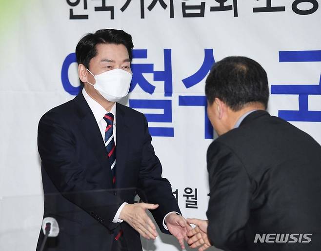 [서울=뉴시스] 국회사진기자단 = 안철수 국민의당 대선 후보가 11일 서울 중구 프레스센터에서 열린 한국기자협회 초청토론회에서 참석자와 인사하고 있다. 2022.01.11. photo@newsis.com