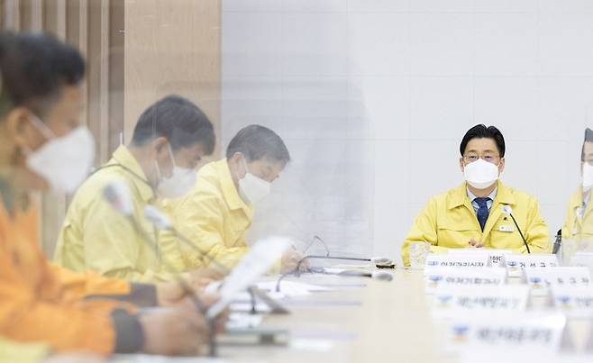 11일 오후 경기도청 상황실에서 오병권 경기도지사 권한대행이 대형화재 예방 및 위험물질 관리 긴급 점검회의를 주재하고 있다. (사진=경기도 제공) *재판매 및 DB 금지