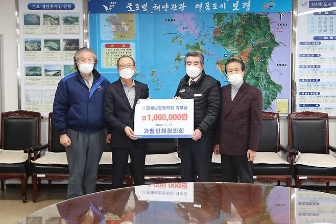 김동일(오른쪽 두번째) 보령시장과 정철성 회장  *재판매 및 DB 금지
