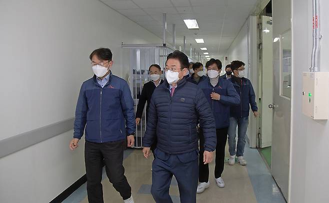 [안동=뉴시스] 이철우 경북지사(맨앞 오른쪽)가 11일 구미의 SK실트론을 방문해 반도체 및 전기차용 실리콘 웨이퍼 생산 현장을 둘러보고 있다. (사진=경북도 제공) 2022.01.11 *재판매 및 DB 금지