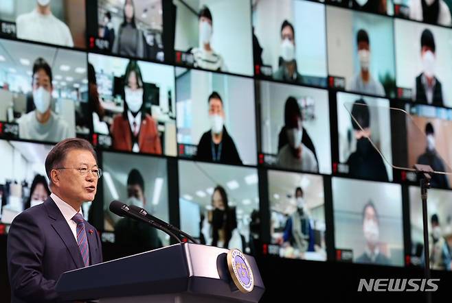 [구미=뉴시스] 김진아 기자 = 문재인 대통령이 11일 오전 경북 구미시 구미코에서 열린 구미형 일자리 LG BCM(Battery Core Material) 공장 착공식에서 인사말을 하고 있다. 2022.01.11. bluesoda@newsis.com