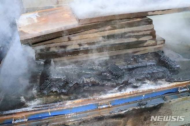 [대구=뉴시스] 김정화 기자 = 11일 오후 4시29분께 대구시 달서구 장기로 남대구IC에서 성서IC 방향 도시화고속도로를 주행 중이던 1t 화물차 적재칸에서 원인을 알 수 없는 화재가 발생했다. (사진 = 대구소방안전본부 제공) 2022.01.11. photo@newsis.com