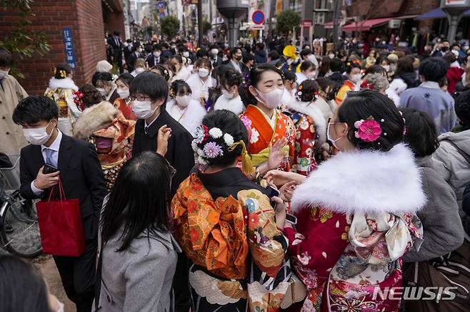 [도쿄=AP/뉴시스]일본 도쿄 거리에 성년의 날을 축하하는 인파가 몰려 있다. 2022.1.10.