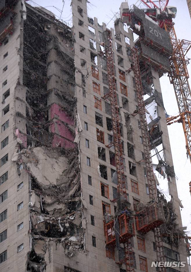 [광주=뉴시스] 김혜인 기자 = 11일 오후 3시 47분께 광주 서구 화정동 한 고층아파트 신축 현장 외벽이 무너져 내렸다. 이 사고로 현재까지 1명이 경상을 입었고, 무너져 내린 건축물 잔해물에 주변 주·정차 차량 10여대가 깔렸다. 2022.01.11.hyein0342@newsis.com