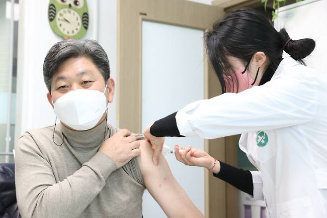 백두현 군수가 3차 백신 접종을 완료했다. 경남 고성군청 제공