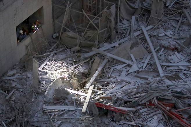 11일 오후 외벽 붕괴 사고가 난 광주 서구 화정동 현대아이파크아파트 주상복합아파트 신축 현장에서 119구조대가 불빛을 비추며 실종자 여부를 파악 중이다. 연합뉴스