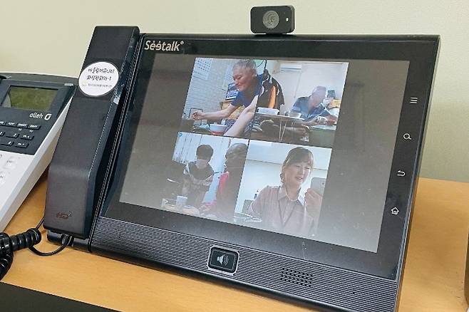 밥상공동체 연탄은행이 준비중인 '스마트 복지관'의 활동 모습. 비대면을 통한 다중 소통이 가능하다.