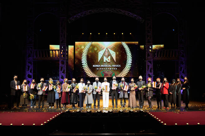 지난 10일 서울 용산구 블루스퀘어에서 열린 제6회 한국뮤지컬어워즈의 수상자들이 다 함께 기념사진을 찍고 있다.한국뮤지컬협회 제공