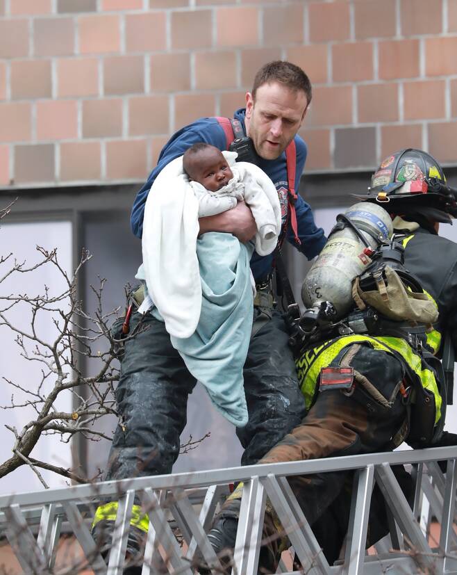 뉴욕 소방국 소방관 맷 짐프퍼(45)는 지난 9일 아파트 화재 현장에서 사다리를 타고 올라가 아기를 품에 안고 빠져나왔다.(사진=뉴욕포스트)