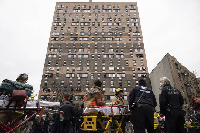 지난 9일(현지시간) 미국 뉴욕시 브롱크스의 19층 아파트 화재 현장의 모습.(사진=AP 연합뉴스)