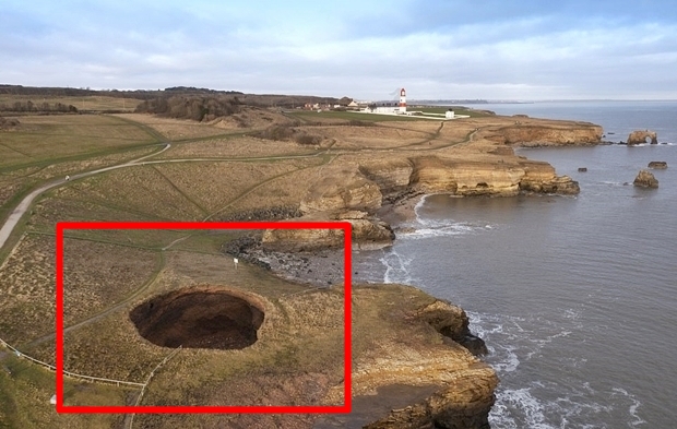 영국 에든버러에서 서쪽으로 35㎞ 떨어진 위트번시 해안가에는 좀처럼 보기 어려운 거대 싱크홀이 있다. 오래전 작은 구멍이었던 것이 이제는 그 너비가 12m에 이르는 커다란 웅덩이가 됐다.