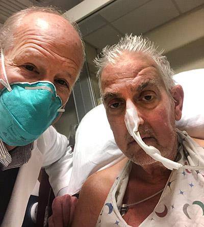 유전자 조작 돼지 장기 이식 수술을 집도한 메릴랜드대 바틀리 P. 그리피스 박사(왼쪽)와 장기를 이식받은 데이비드 베넷(57) 씨가 수술 성공 후 병상에서 자축하고 있다. /사진 제공=메릴랜드대 의대