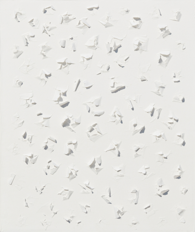 권영우의 1980년대 '무제'. 한지를 겹겹이 바른 후 일일이 구멍을 뚫어 제작했다. /사진제공=국제갤러리