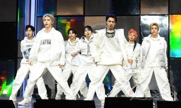 그룹 엔하이픈이 10일 서울 광진구 광장동 예스24 라이브홀에서 열린 정규 1집 리패키지 ‘디멘션: 앤서’(DIMENSION: ANSWER) 발매 기념 쇼케이스 현장에서 타이틀곡 ‘블레스드-커스드’ 무대를 선보이고 있다. 주현희 기자 teth1147@donga.com