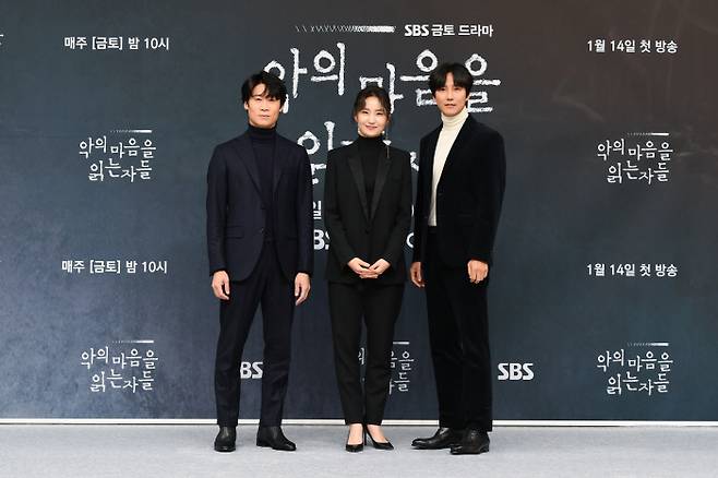 배우 진선규(왼쪽부터), 김소진, 김남길이 11일 진행된 SBS 새 금토극 ‘악의 마음을 읽는 자들’ 제작발표회에서 포즈를 취하고 있다. 사진 제공 SBS