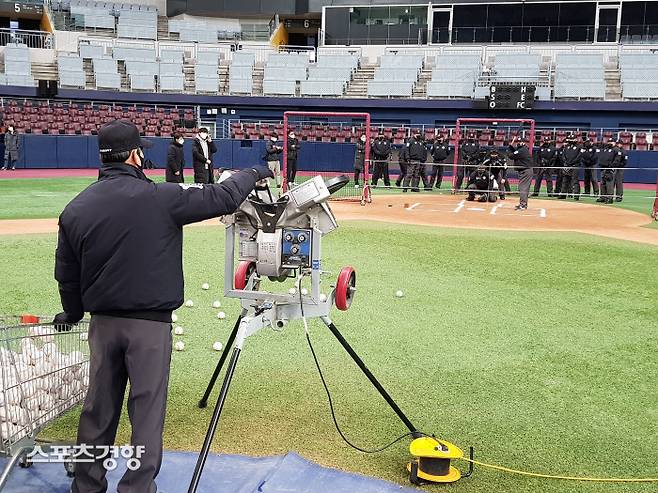 11일 서울 고척스카이돔에서 KBO 심판들이 스트라이크존 훈련을 하고 있다. 김경학 기자